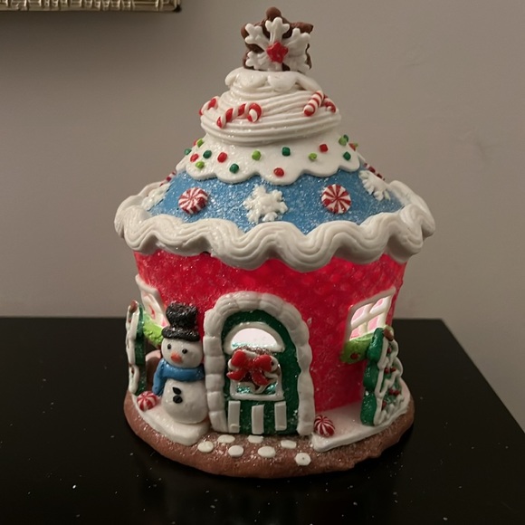 Light Up Gingerbread House - Picture 2 of 11